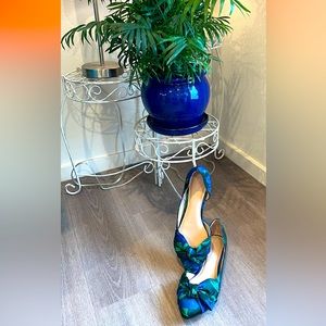 Kelly + Katie blue/green floral dress flats w/bow & low heel. Size 8.5